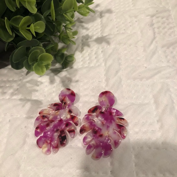 Pink floral acrylic leave earrings - Picture 2 of 2